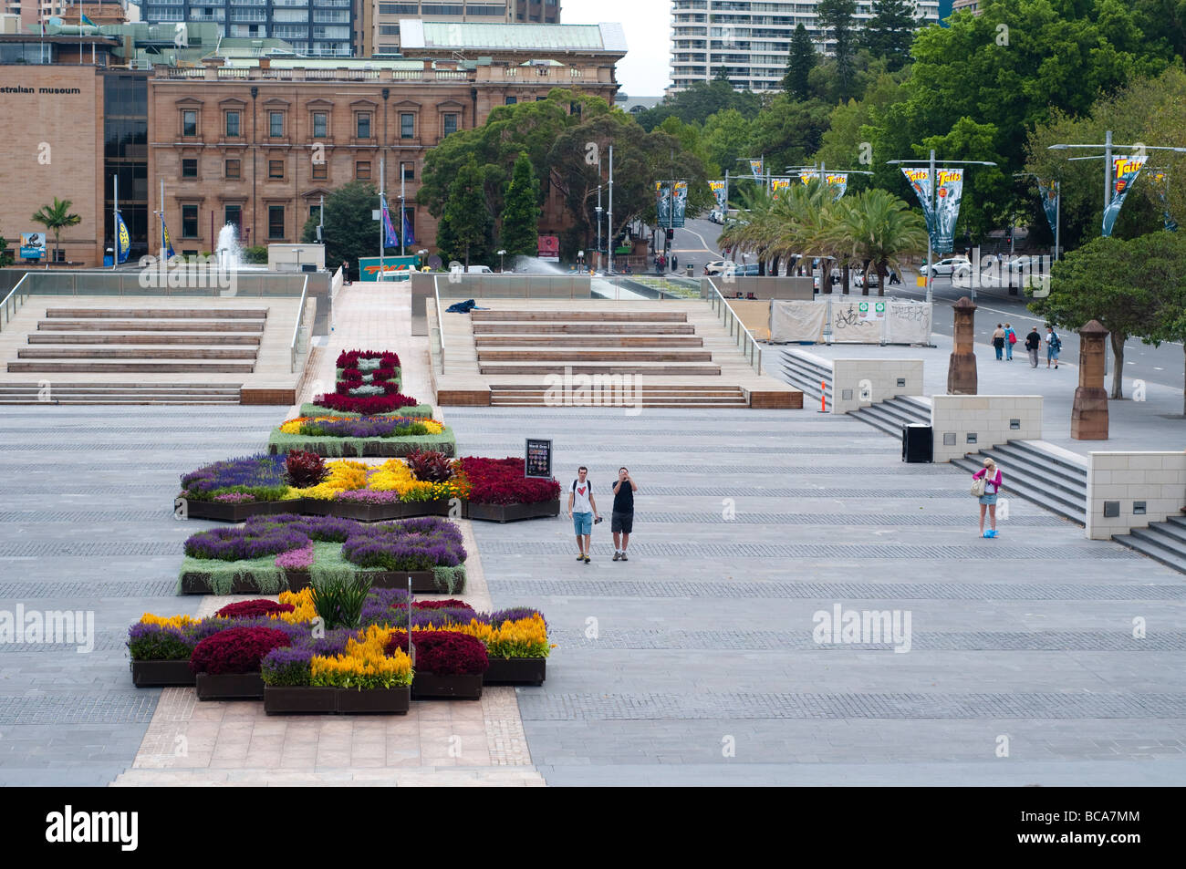 Fußgängerzone Terrasse mit Blumenbeeten vor Str. Marys Kathedrale, Sydney NSW Australia Stockfoto