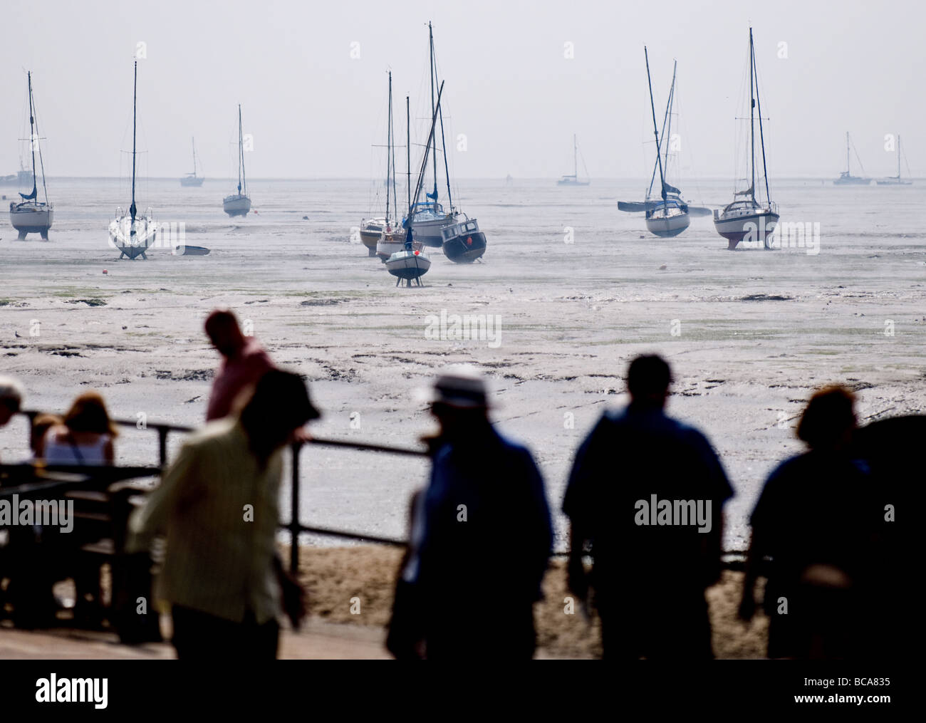 Menschen und Boote bei Ebbe in Leigh-on-Sea, Essex. Stockfoto