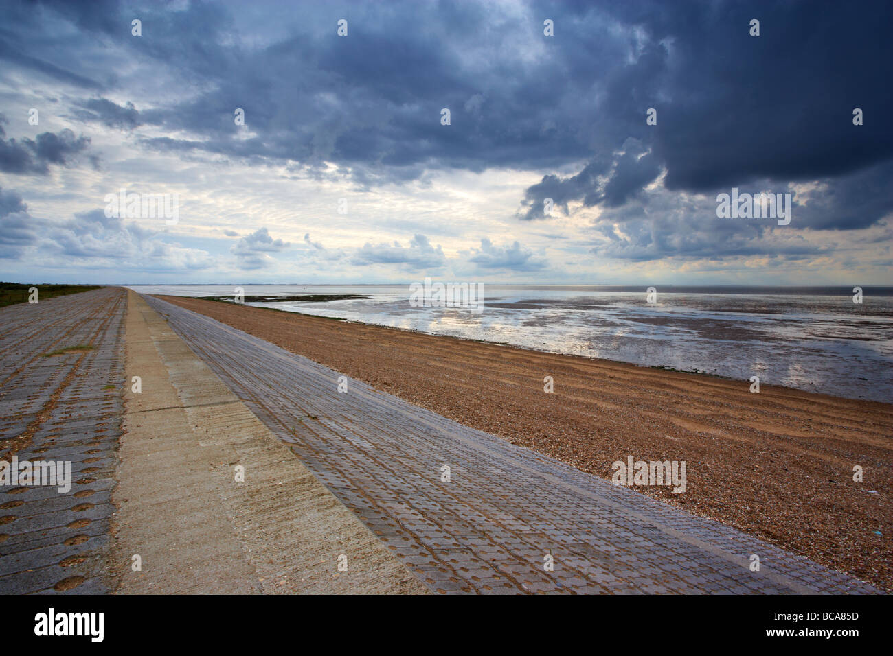 Ein Blick über das Wasser von der Wäsche von Heacham Damm an der Westküste von Norfolk Stockfoto