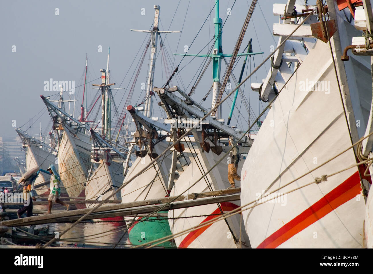 hölzerne Schiffe vor Anker im Hafen von Jakarta Stockfoto