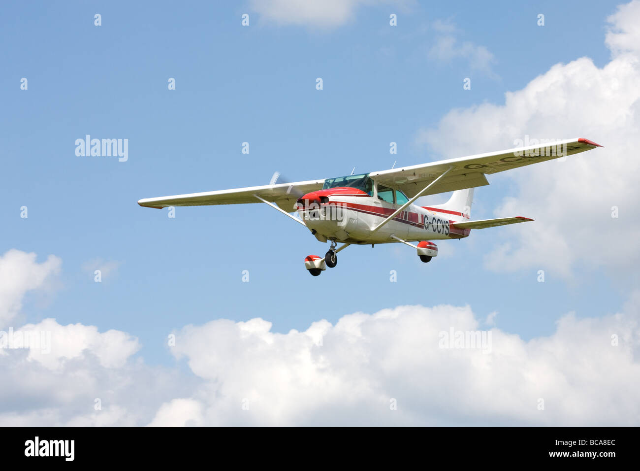 Reims Cessna F182Q Skylane G-CCYS im Endanflug auf Sandtoft Flugplatz landen Stockfoto