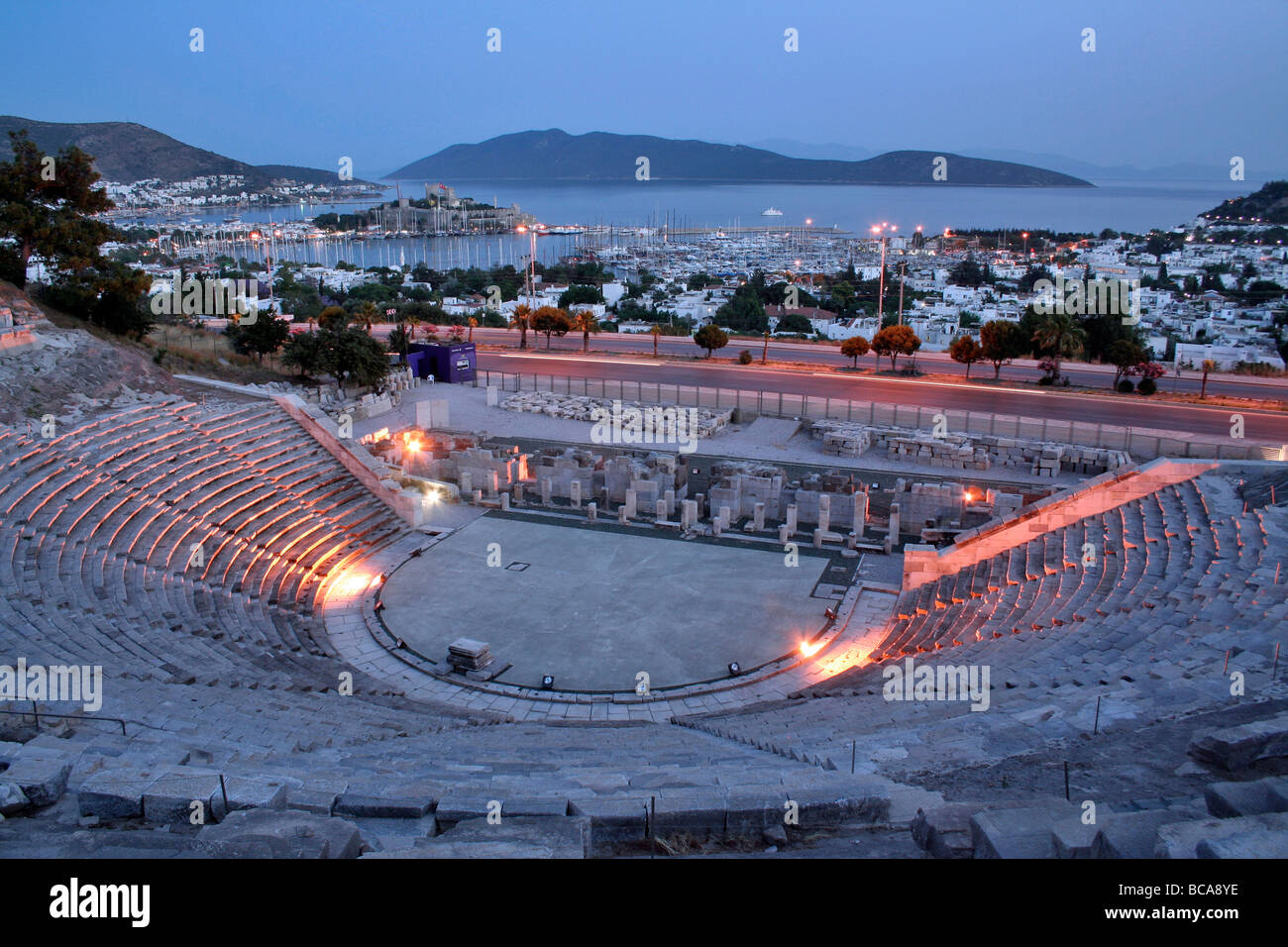 Halikarnassos Amphitheater und Burg von Bodrum in der Abenddämmerung Türkei Stockfoto