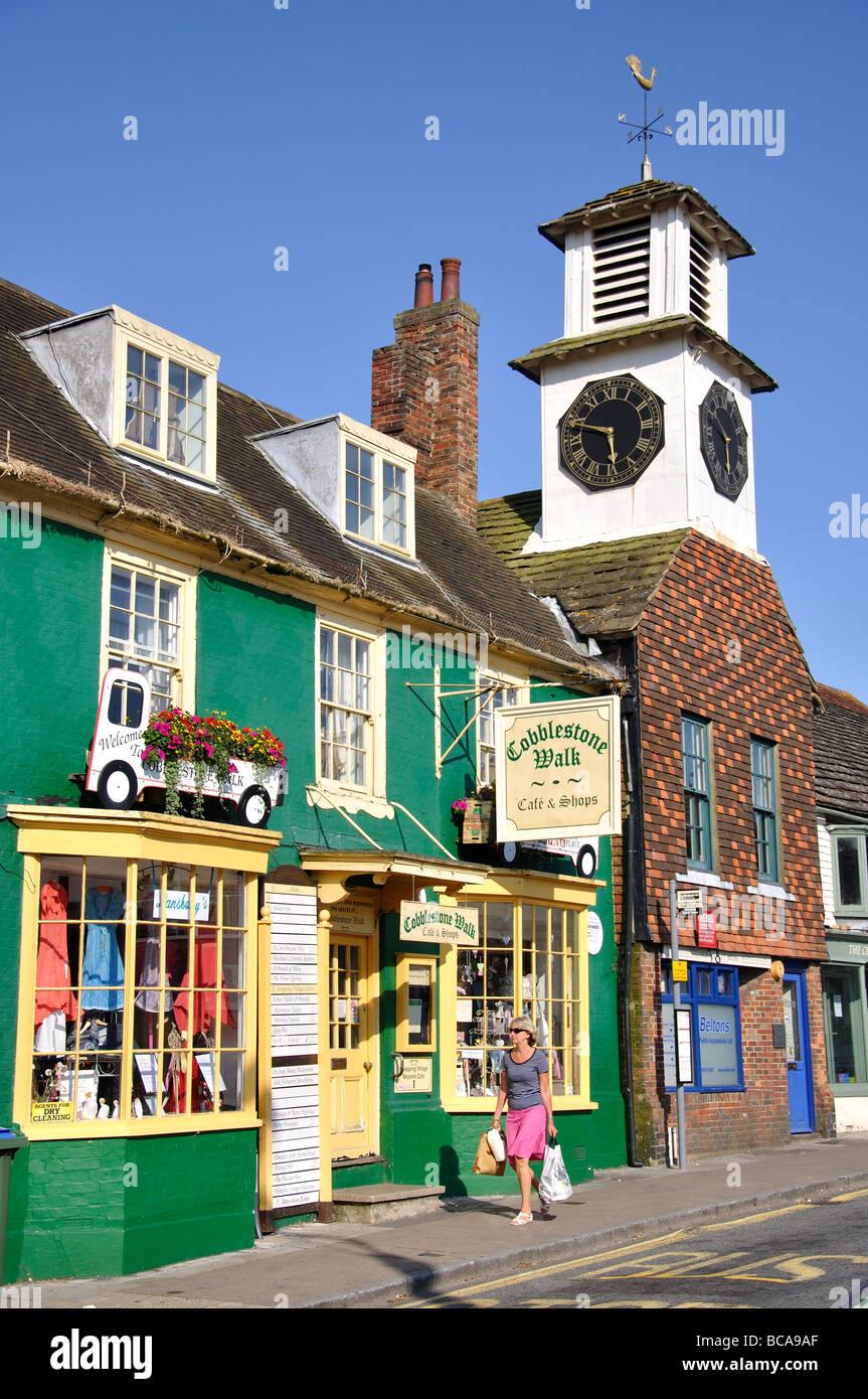 Markt, Haus und Kopfsteinpflaster Cafe, High Street, Steyning, West Sussex, England, Vereinigtes Königreich Stockfoto