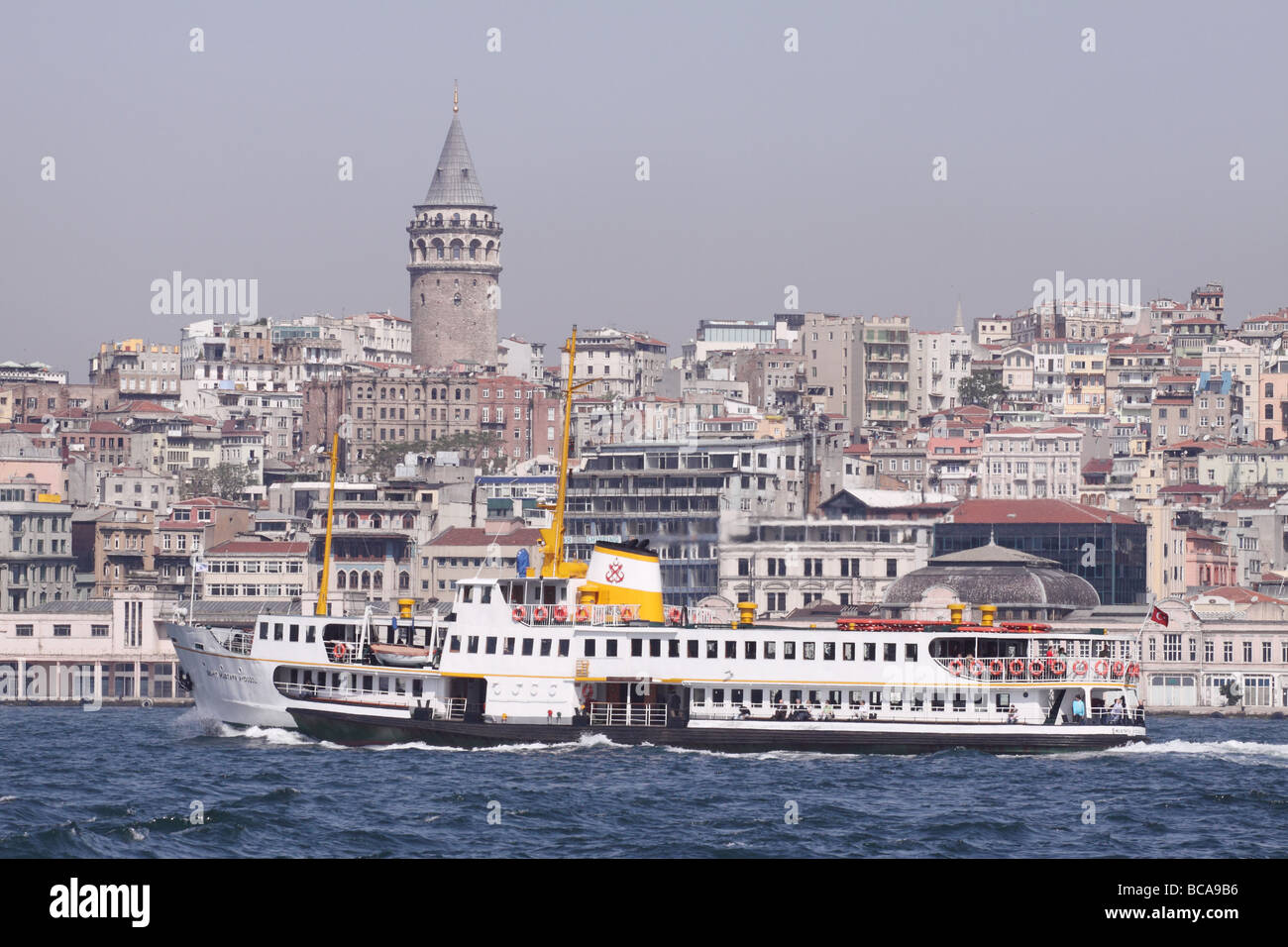 Istanbul Türkei Passagier-Fähre über den Bosporus verläuft der Galata-Turm und der Stadtteil Beyoglu Stockfoto