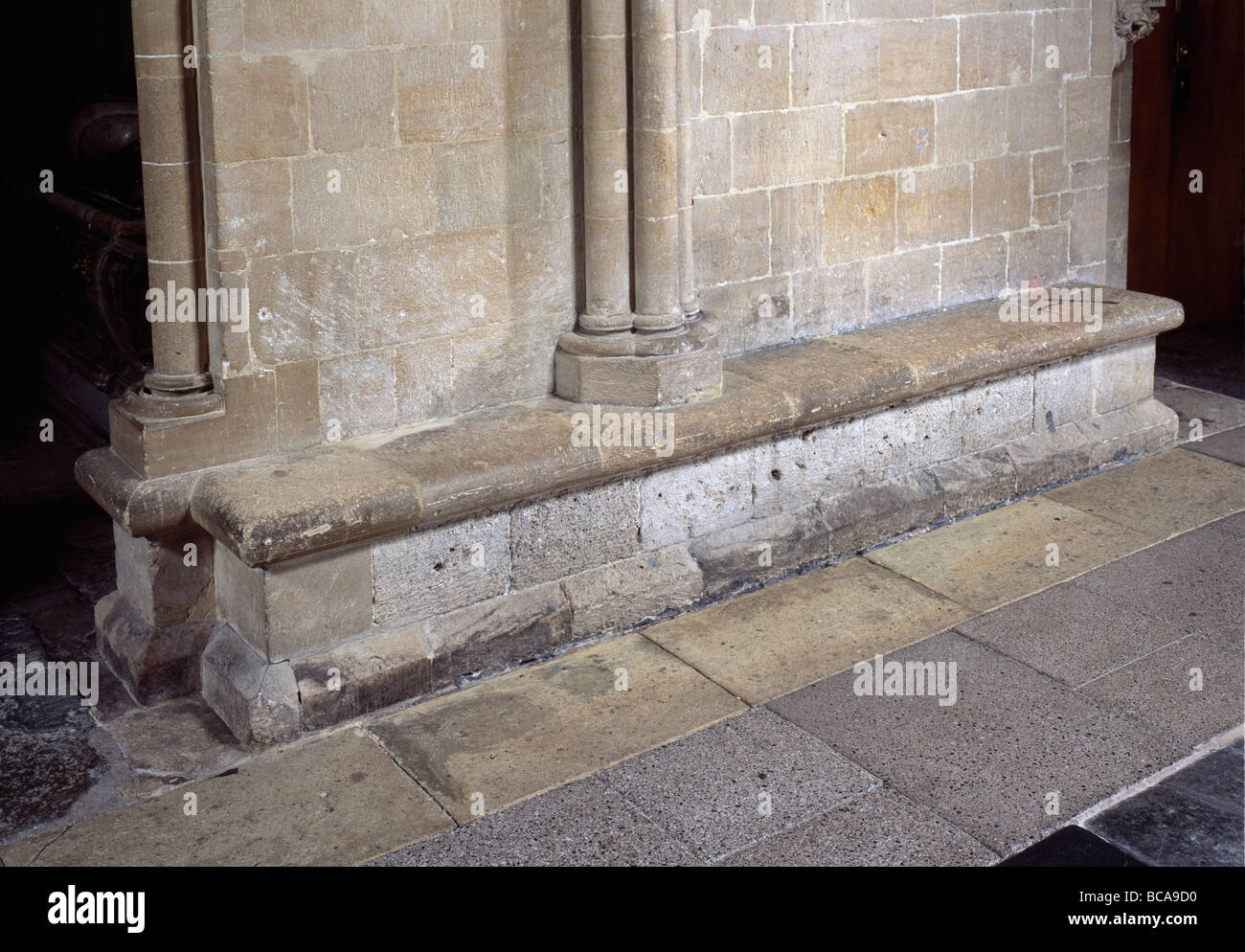 Wells Cathedral: Steinbänken laufen um das Kirchenschiff Stockfoto