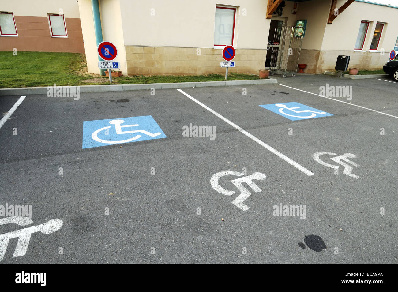 Behinderten Parkplätze im französischen Hotel. Stockfoto