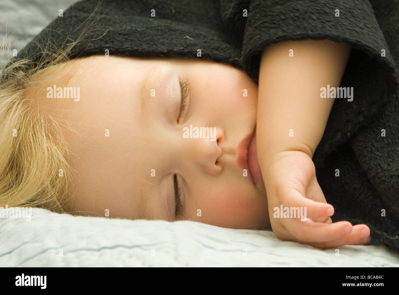 Ein kleines Mädchen zu Hause schlafen. Stockfoto