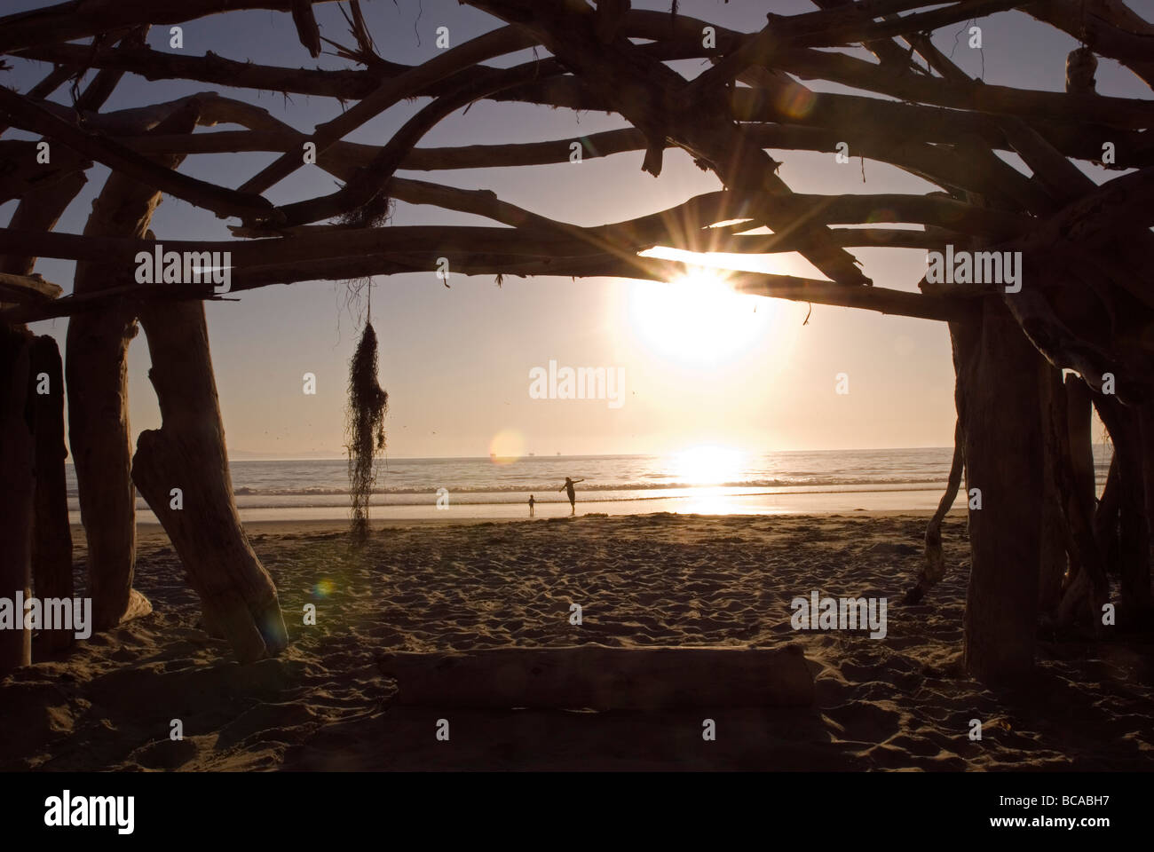 Palapa am Strand von Rincon Beach County Park. Stockfoto