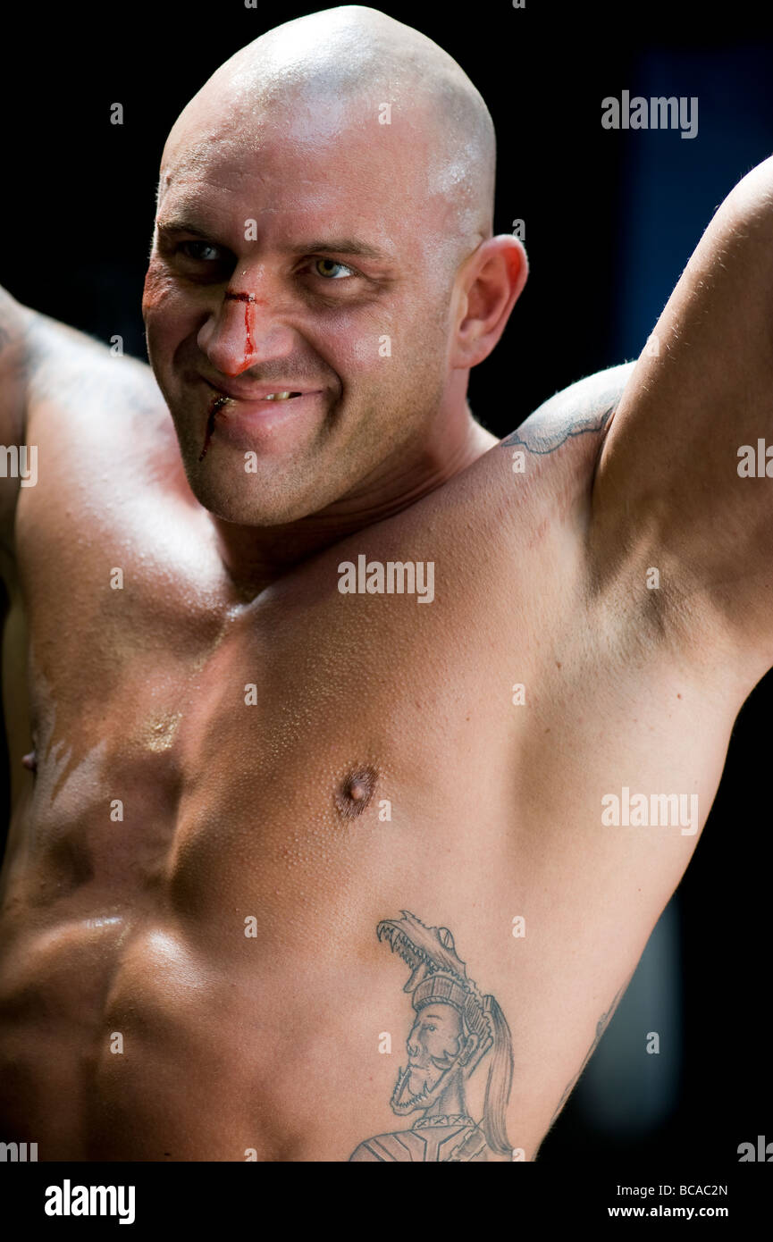 Mixed Martial Arts Kämpfer zeigt seine Stärke. Stockfoto