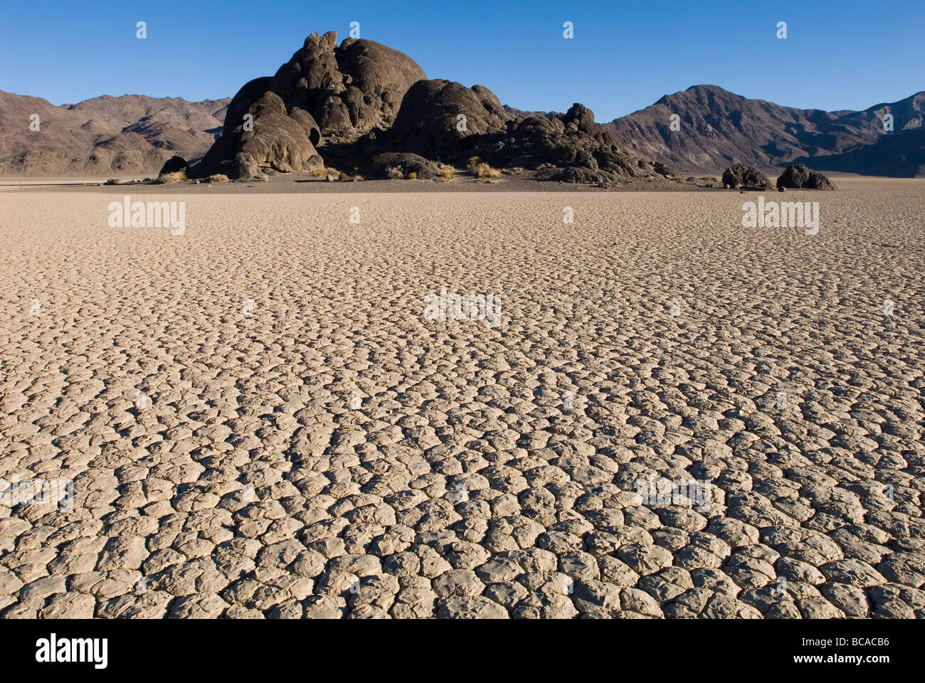 Trockenen Schlamm Muster auf der Rennstrecke im Death Valley. Stockfoto