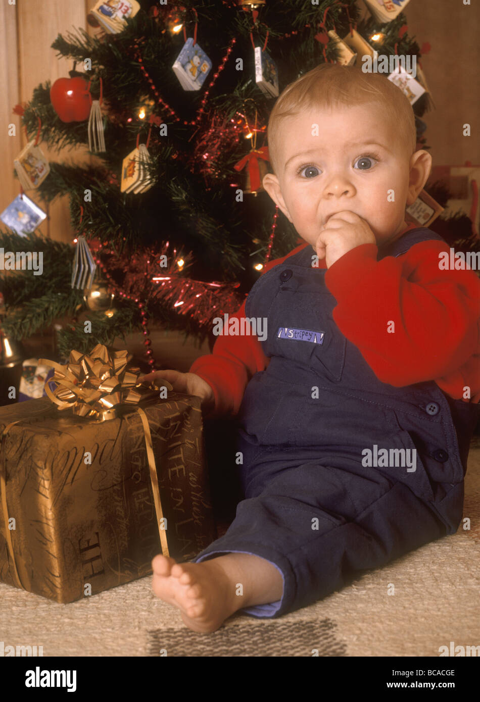 Baby Boy mit Weihnachtsgeschenke Stockfoto