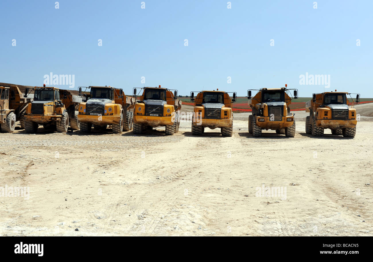 Aufstellung erdbewegender Fahrzeuge auf einer staubigen Baustelle des Brighton Fußballstadions in Falmer - 2009 Stockfoto