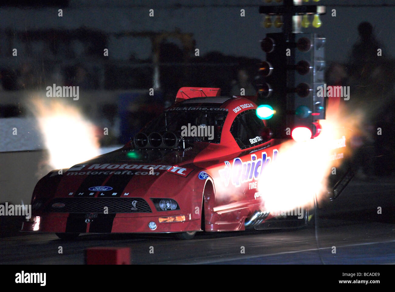 Das "Quick Lane" NHRA lustige Auto von Robert Tasca III beschleunigt auf die Linie am Firebird Int ' l. Raceway, Phoenix, Arizona, USA Stockfoto