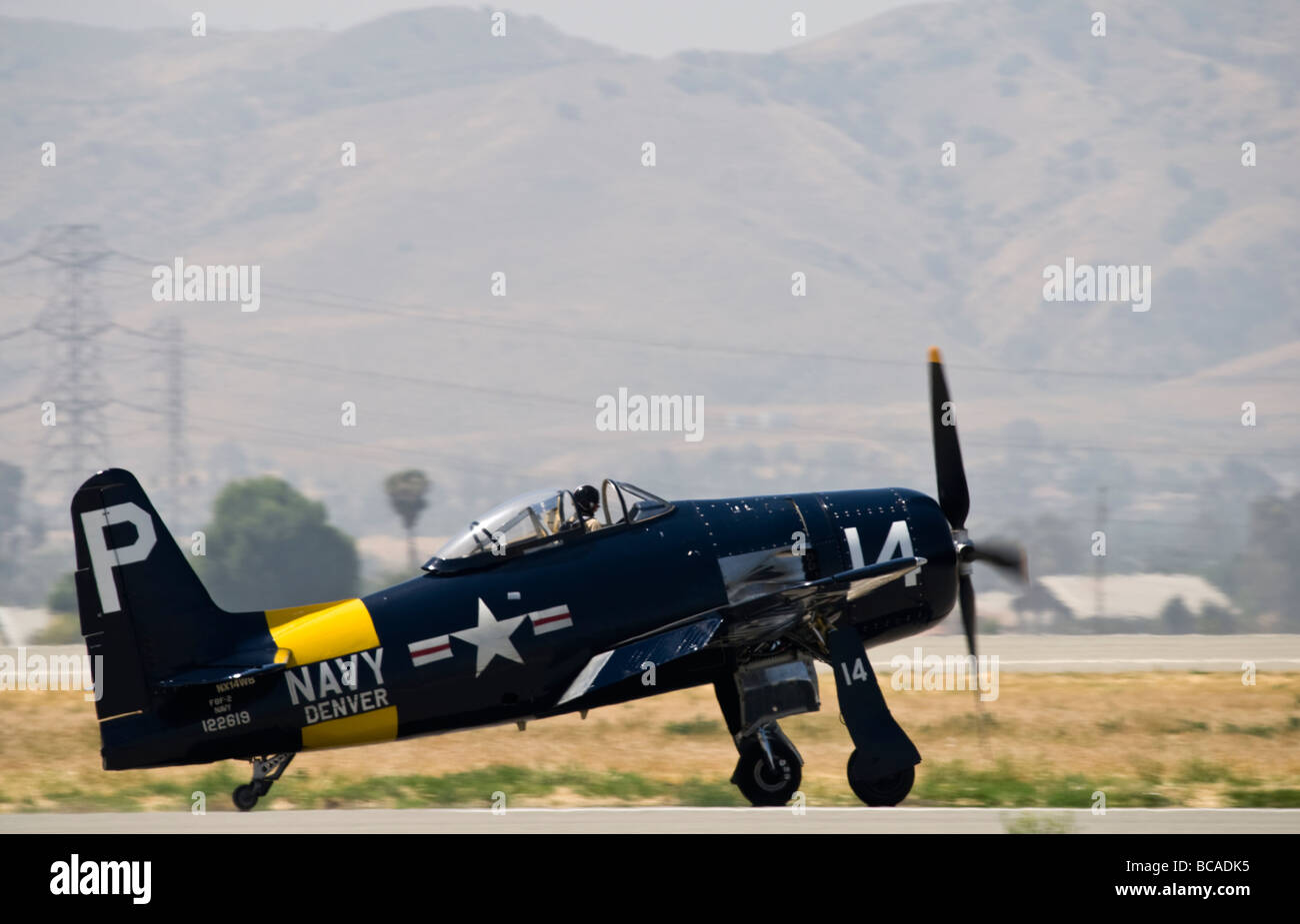 Eine Grumman F8F Bearcat taxis nach dem Flug bei einer Flugschau auf dem Laufsteg. Stockfoto