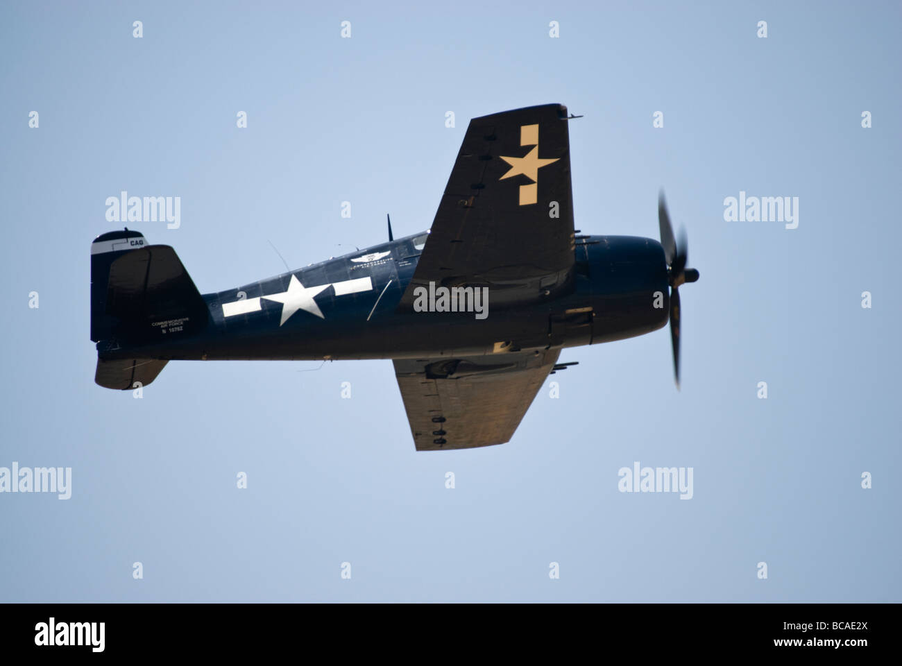 Eine Grumman F6F Hellcat fliegt auf einer Flugshow. Stockfoto