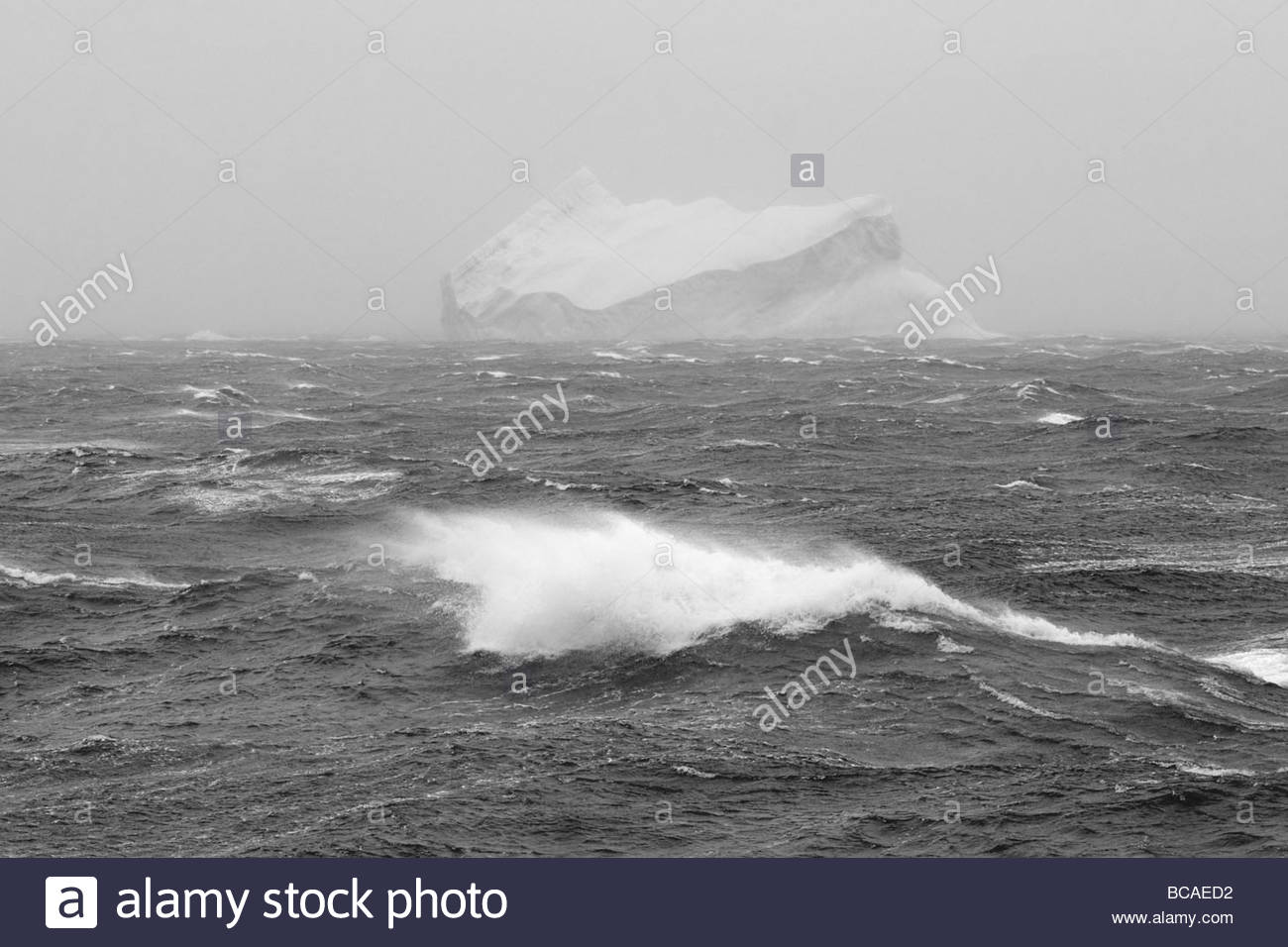 Spindrift Schläge Wellen im Sturm zwingen Winde. Stockfoto
