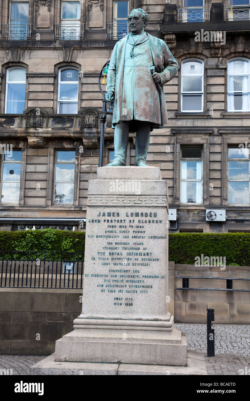 Denkmal zum Sir James Lumsden, 1808-1879, Schreibwarenhändler und Persönlichkeit des öffentlichen Lebens, in Glasgow Cathedral Square Stockfoto