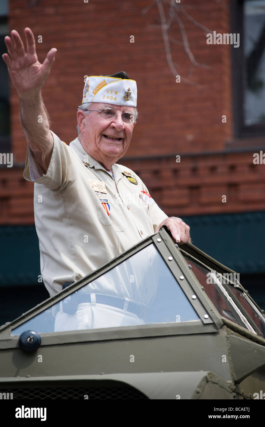Alte Armee-Veteran beteiligt sich an lokalen Memorial Day parade Stockfoto