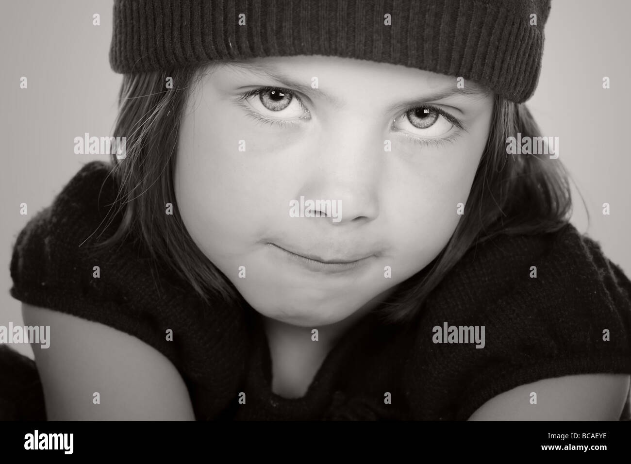 Schwarz / weiß Aufnahme eines niedlichen kleinen Kindes in die Kamera schaut Stockfoto
