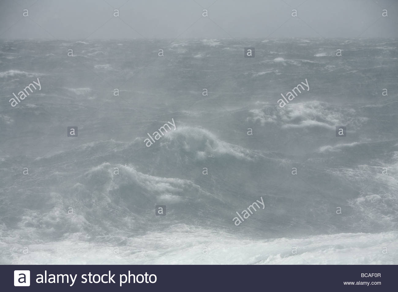 Spindrift Schläge Wellen im Sturm zwingen Winde. Stockfoto