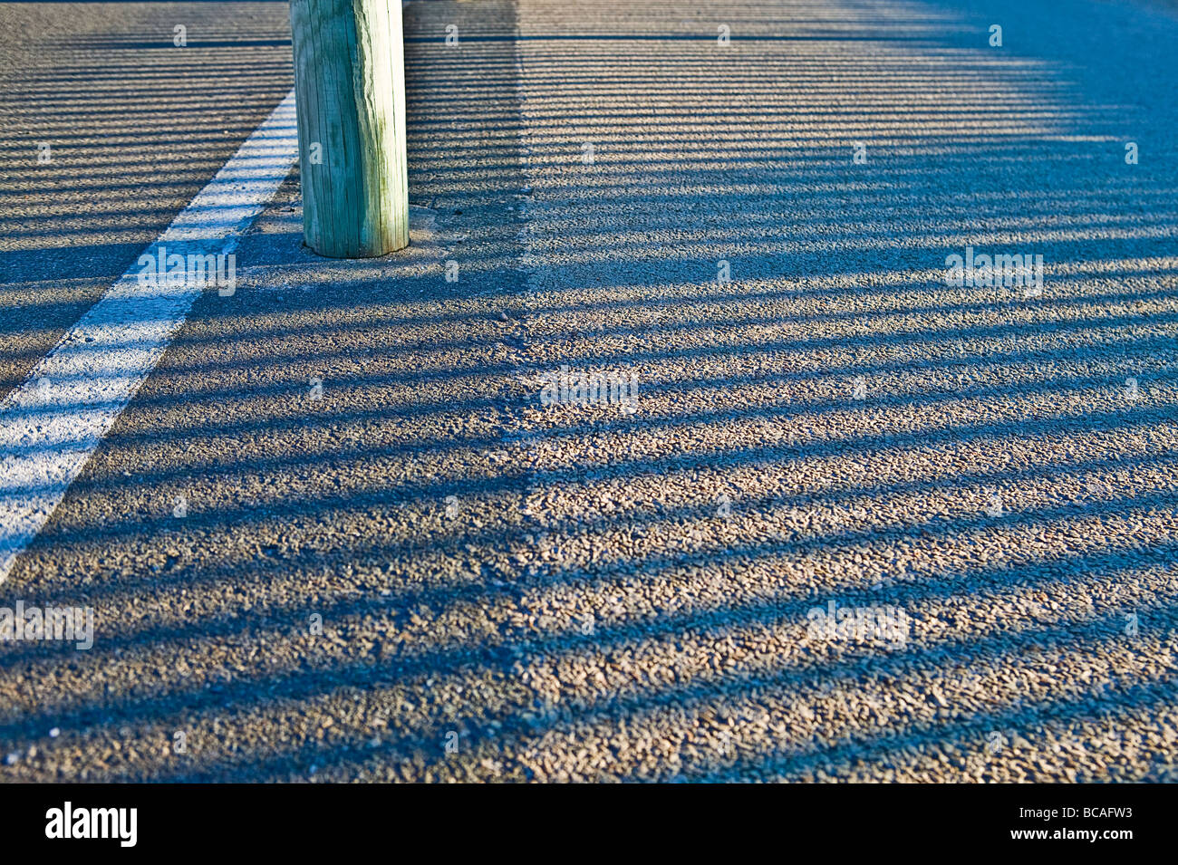 Rhythmus horizontale Licht und Schatten Streifen auf asphalt Stockfoto