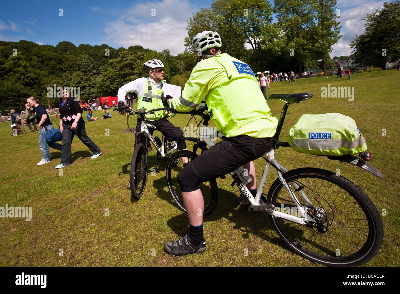 Zwei Polizisten auf Fahrrädern auf gay-Pride-Festival in Sheffield, Großbritannien Stockfoto