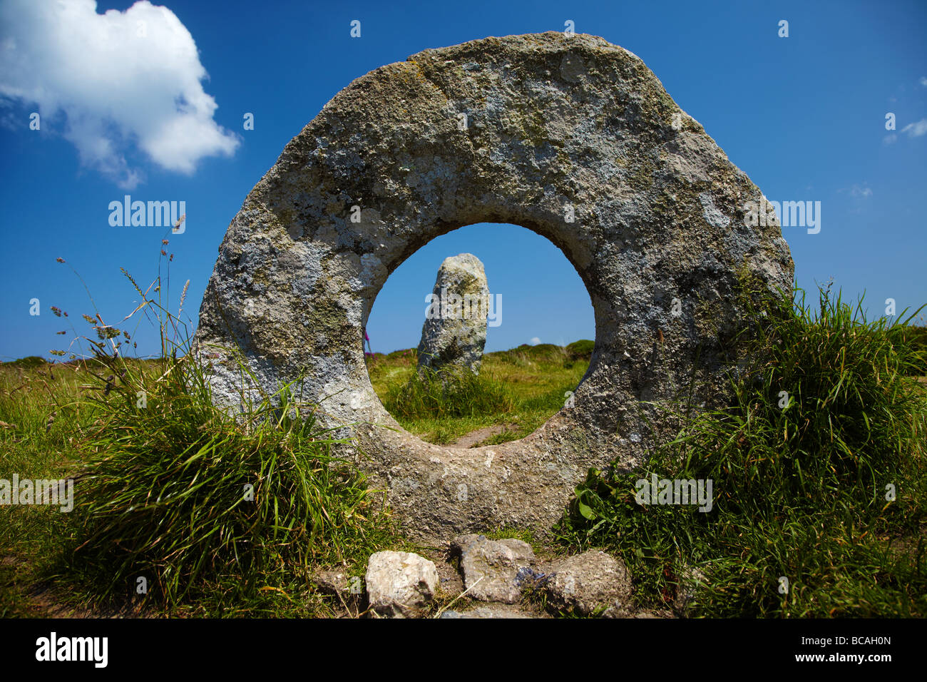 Männer eine Tol Megalith-Monument nr Morva, Cornwall, England, Vereinigtes Königreich Stockfoto