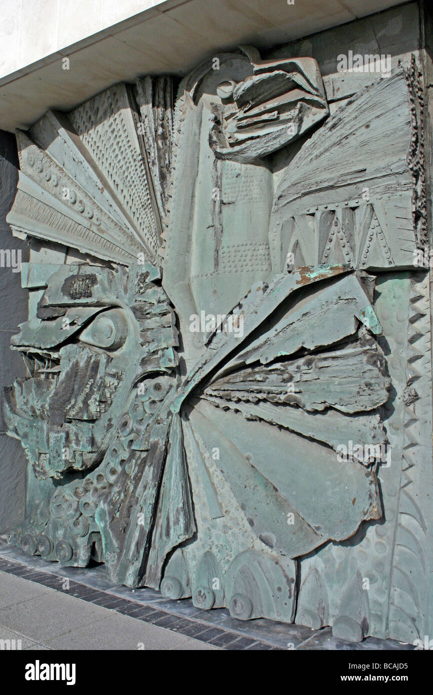 Skulptur auf die Eingangstüren zu Liverpool Metropolitan Cathedral of Christ the King, Merseyside, UK Stockfoto