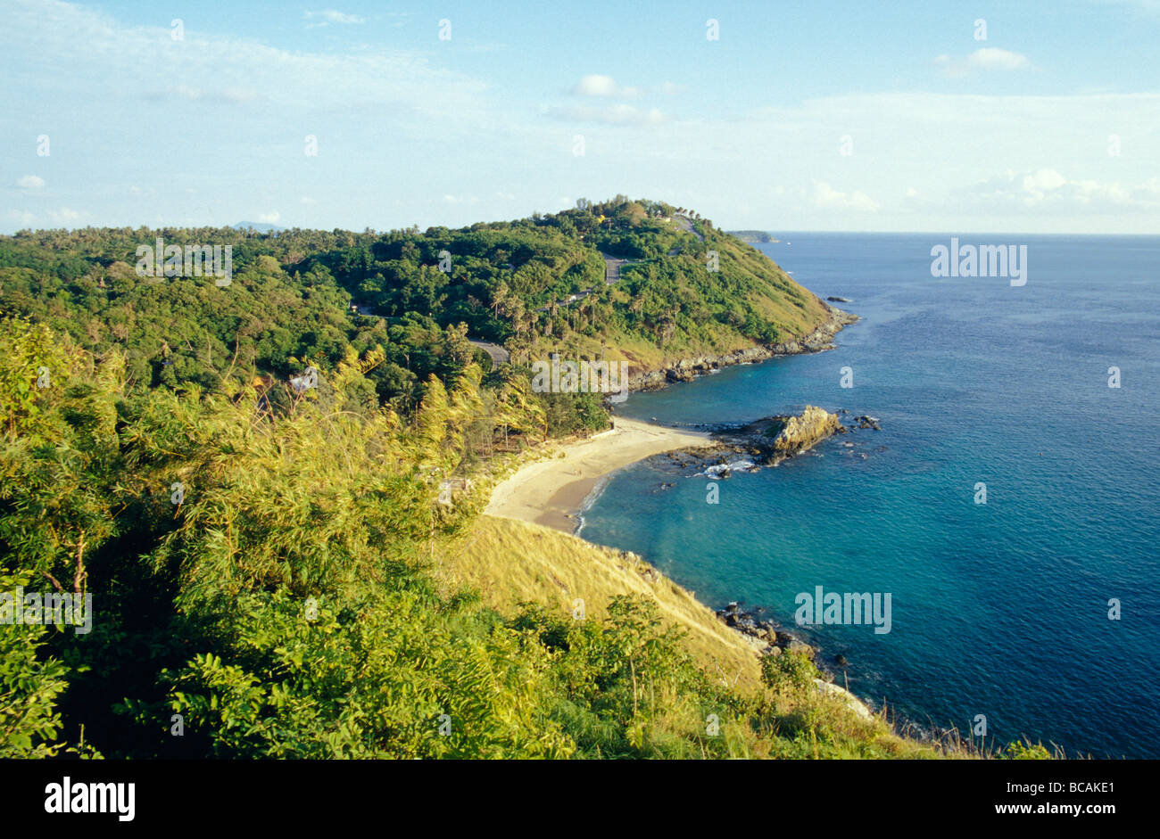 Einem Hügel mit Blick auf einer einsamen Bucht, Strand und das blaue Meer. Stockfoto
