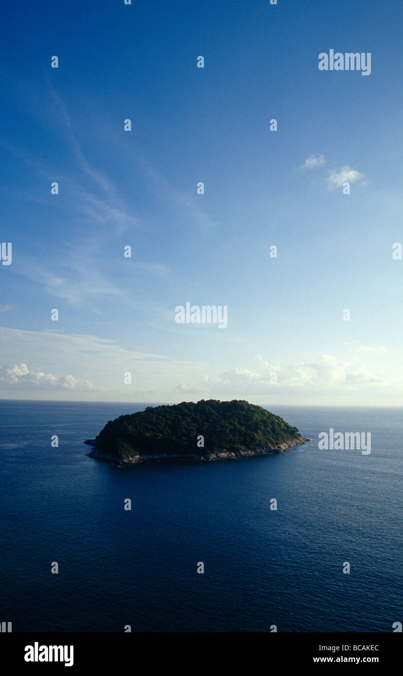 Eine kleine Offshore-tropische Insel unter einem weiten blauen Ozean. Stockfoto