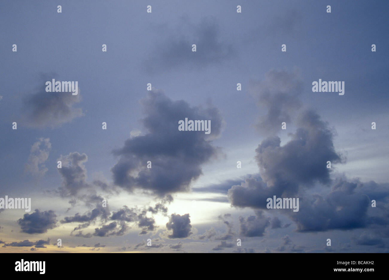 Wispy tropischer Sturmwolken im Abendrot des Sonnenuntergangs. Stockfoto