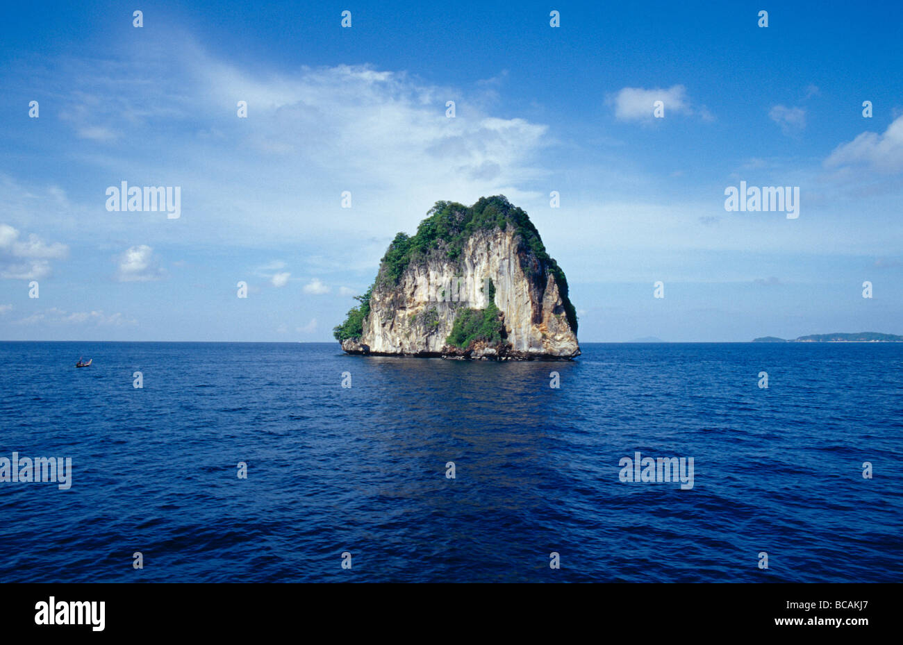 Eine Kalkstein, die Insel im tropischen Regenwald bedeckt ergibt sich aus dem Meer. Stockfoto