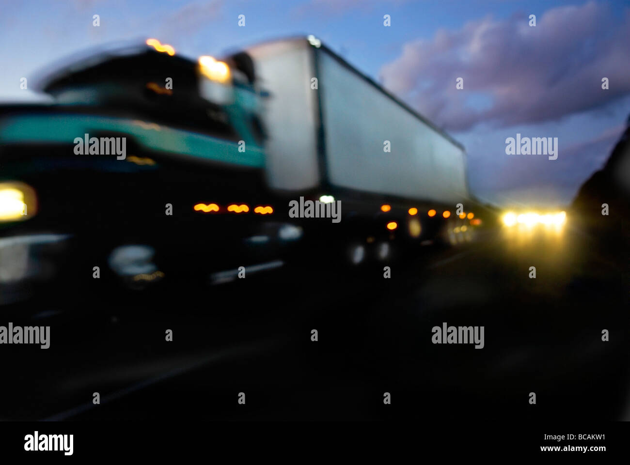 LKW auf Autobahn beschleunigen Stockfoto