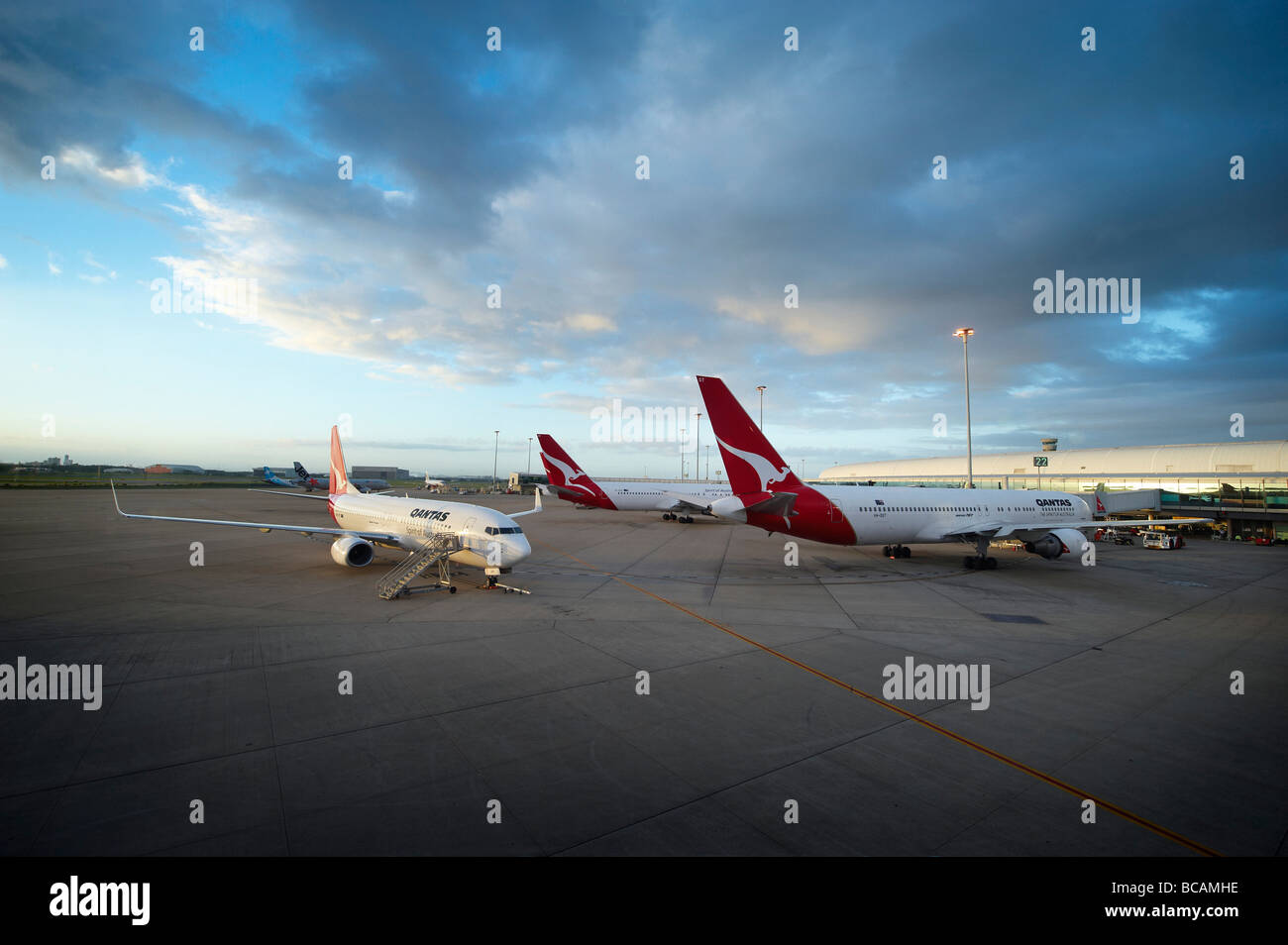 Qantas-Jets am Flughafen-terminal Stockfoto