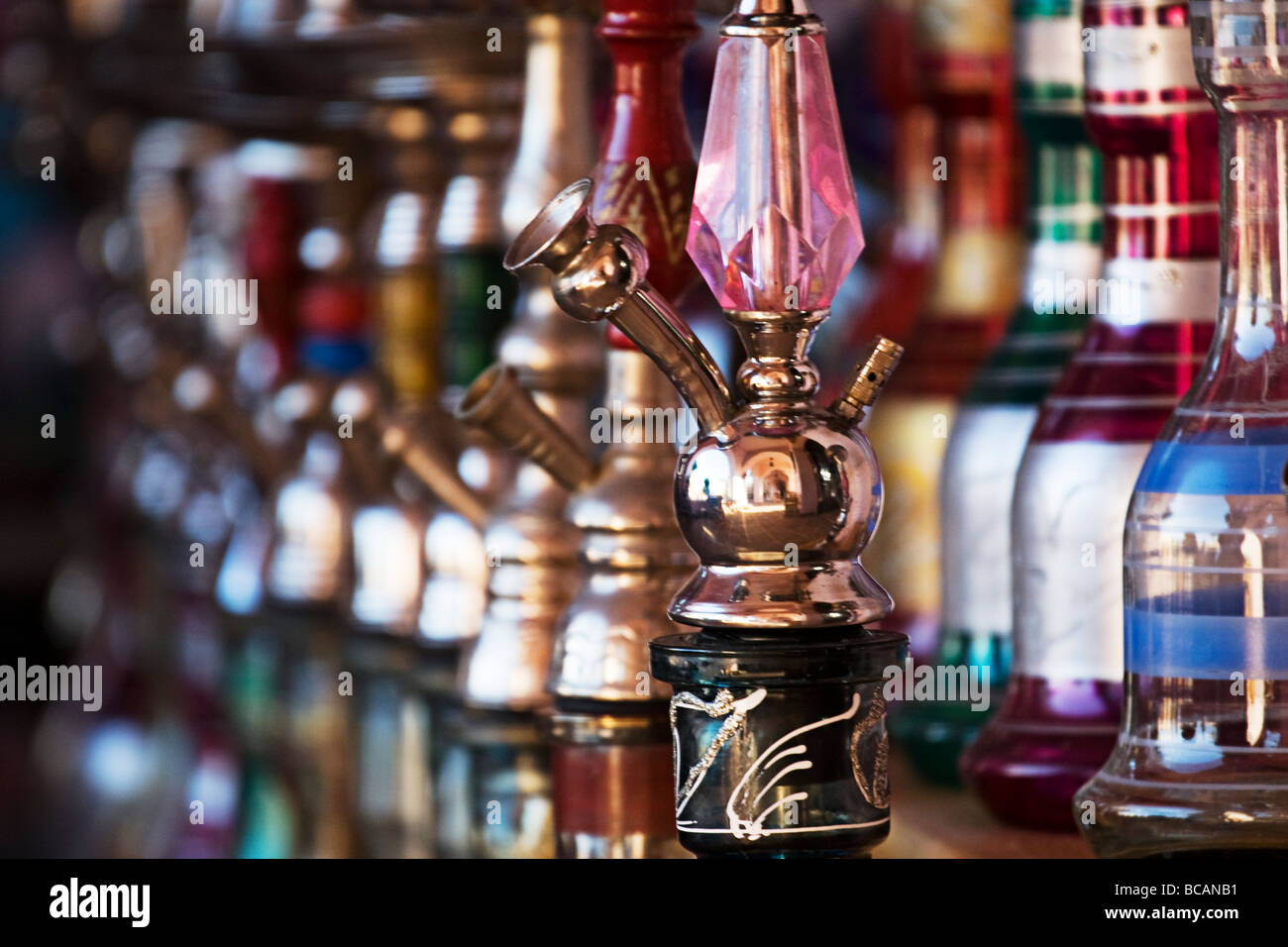 Eine Reihe von Wasserleitungen in einem Touristen-Souvenir-Shop in El Quseir, Ägypten Stockfoto