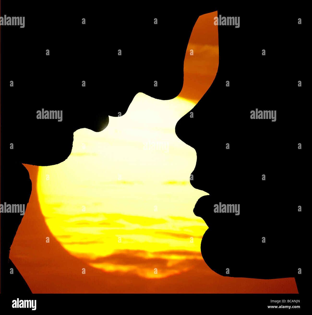 Nahaufnahme des jungen Paares umarmen bei Sonnenuntergang Stockfoto