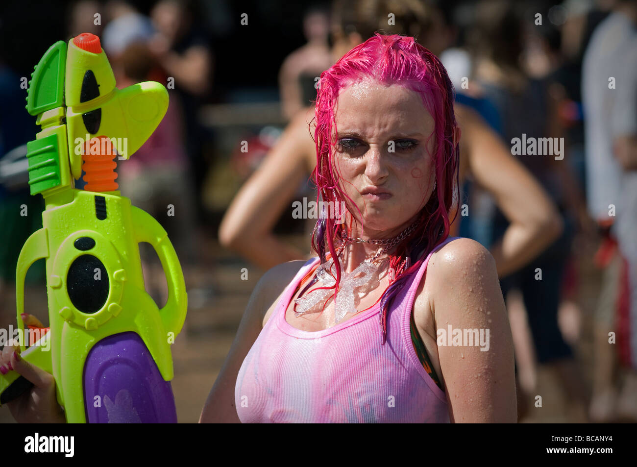 Junge jüdische Feiernden spry Wasser auf einander während der jährlichen Water Fight in der Rabin-Platz Innenstadt von Tel Aviv Israel Stockfoto