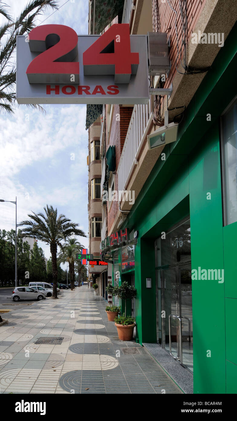Eine 24-Stunden-Apotheke in der Stadt von Cartagena, Spanien. Stockfoto