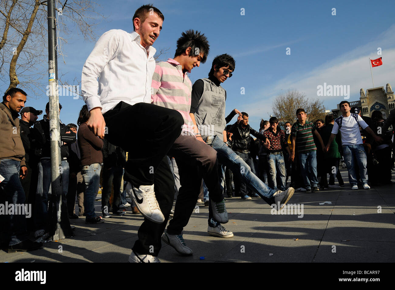 Jungtürken tanzen traditionelle türkische Tänze, orientalische Tecno Beats westliche Mode und Musik perfekt mischen Stockfoto
