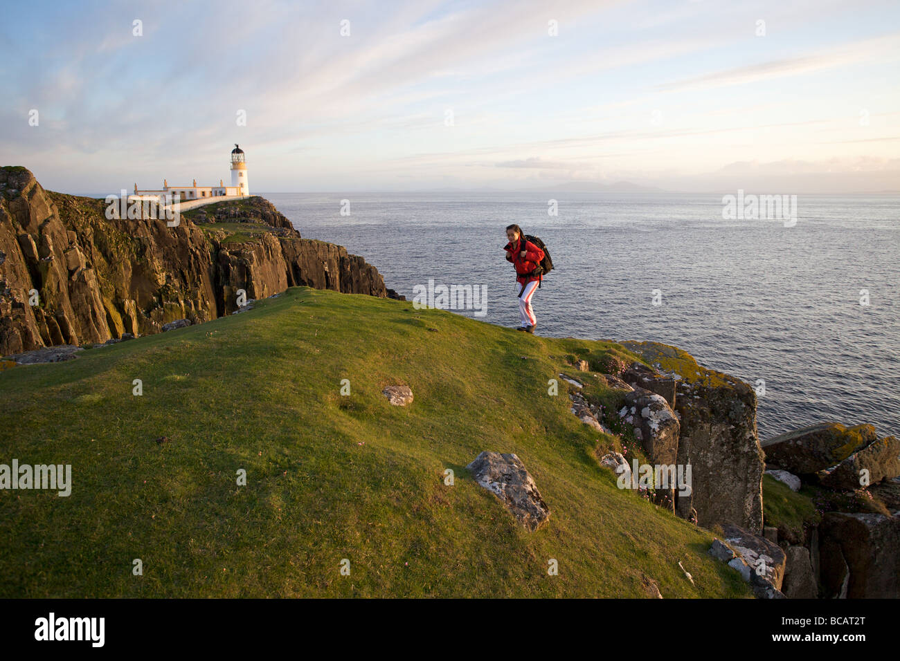 Landschaftlich Point Lighthouse mit Wanderer im Vordergrund, Schottland Stockfoto