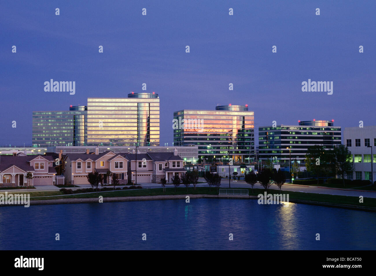 Oracle-Zentrale in der Abenddämmerung, Redwood Shores, Kalifornien Stockfoto