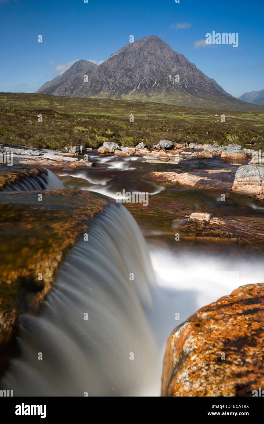 Wasserfälle mit Buachaille Etive Mor Berg, Glencoe, Schottland Stockfoto