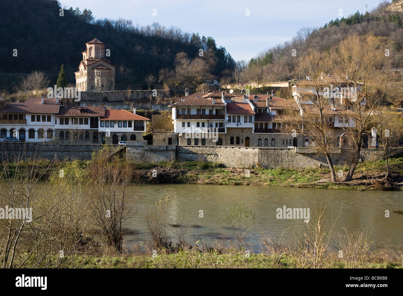 Veliko Tarnovo, historische Stadt, bekannt durch ihre traditionelle Architektur, Kirche des hl. Dimitar von Solun im Hintergrund, Bulgarien Stockfoto