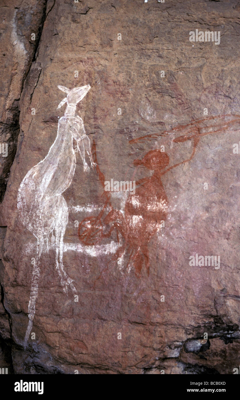 Eine alte Aboriginal Höhlenmalerei zeigt ein Känguru und ein Jäger. Stockfoto