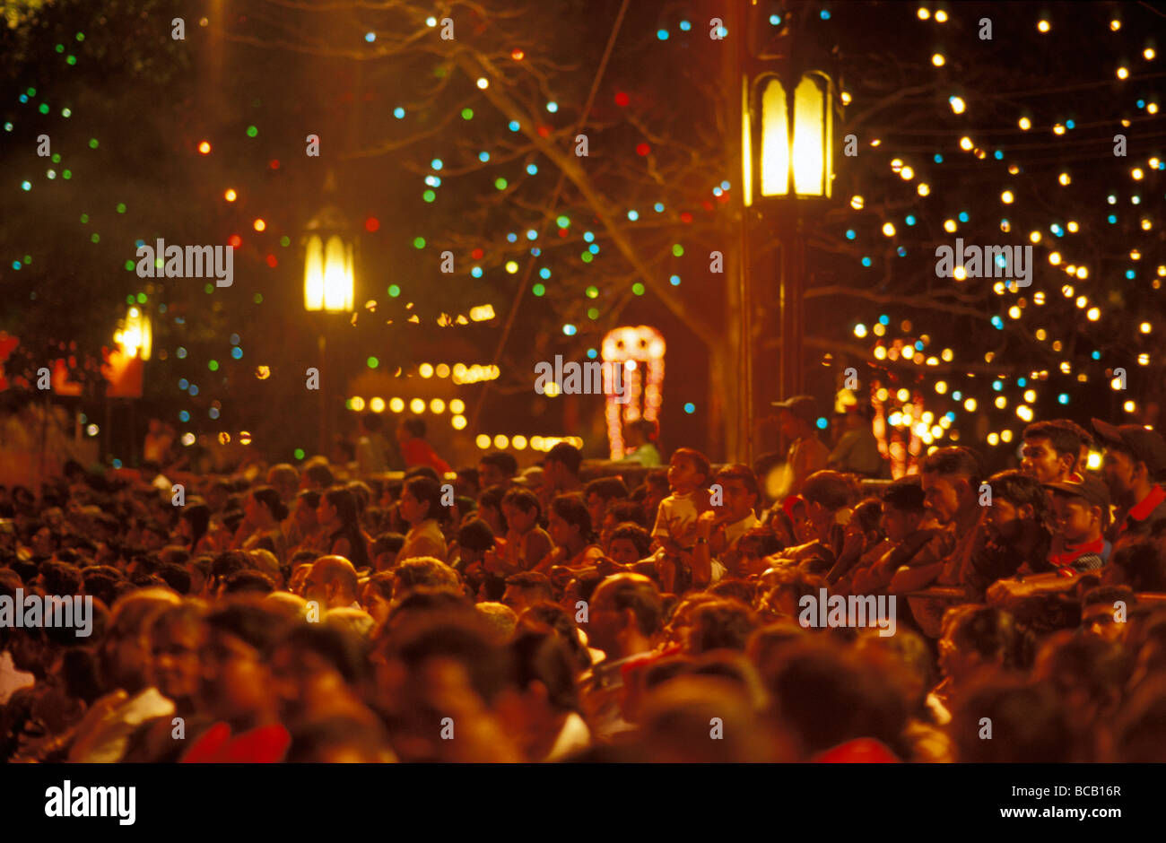 Eine dichtgedrängten Menge säumen die Straßen um die Esala Perahera Parade. Stockfoto