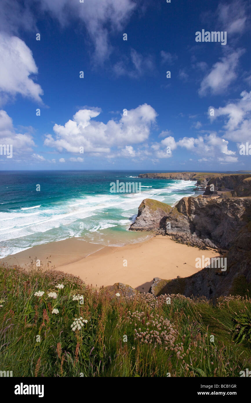 Carnewas und Bedruthan Steps Strand und Atlantik Surf im Sommer Sonne Cornwall England UK United Kingdom GB Great Britain Stockfoto