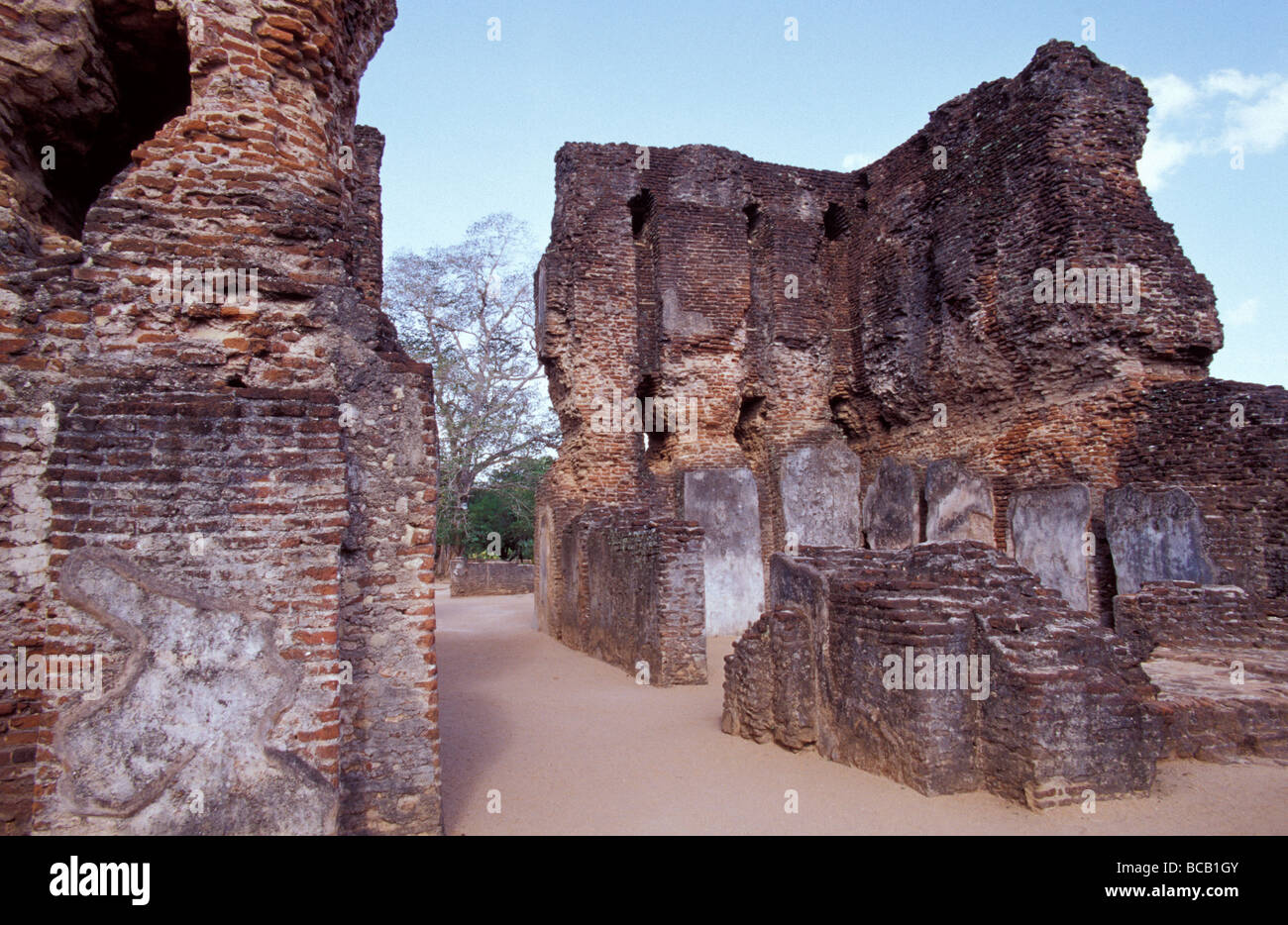 Die bröckelnden Stein Backstein-Mauern der antiken Stadt Polonnaruwa Ruinen. Stockfoto
