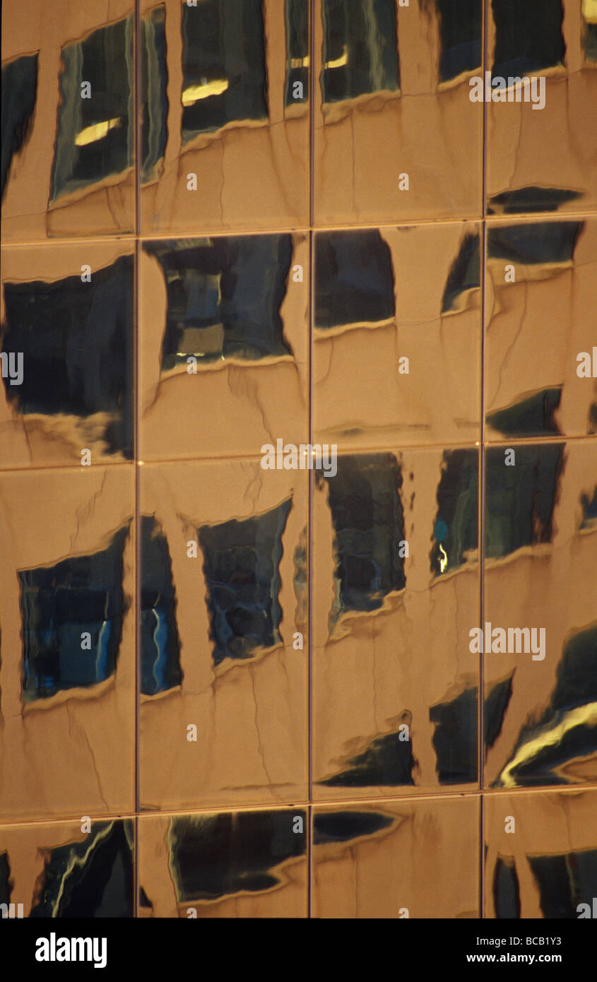 Bürogebäude Türme werfen abstrakte Überlegungen in getönten Scheiben. Stockfoto