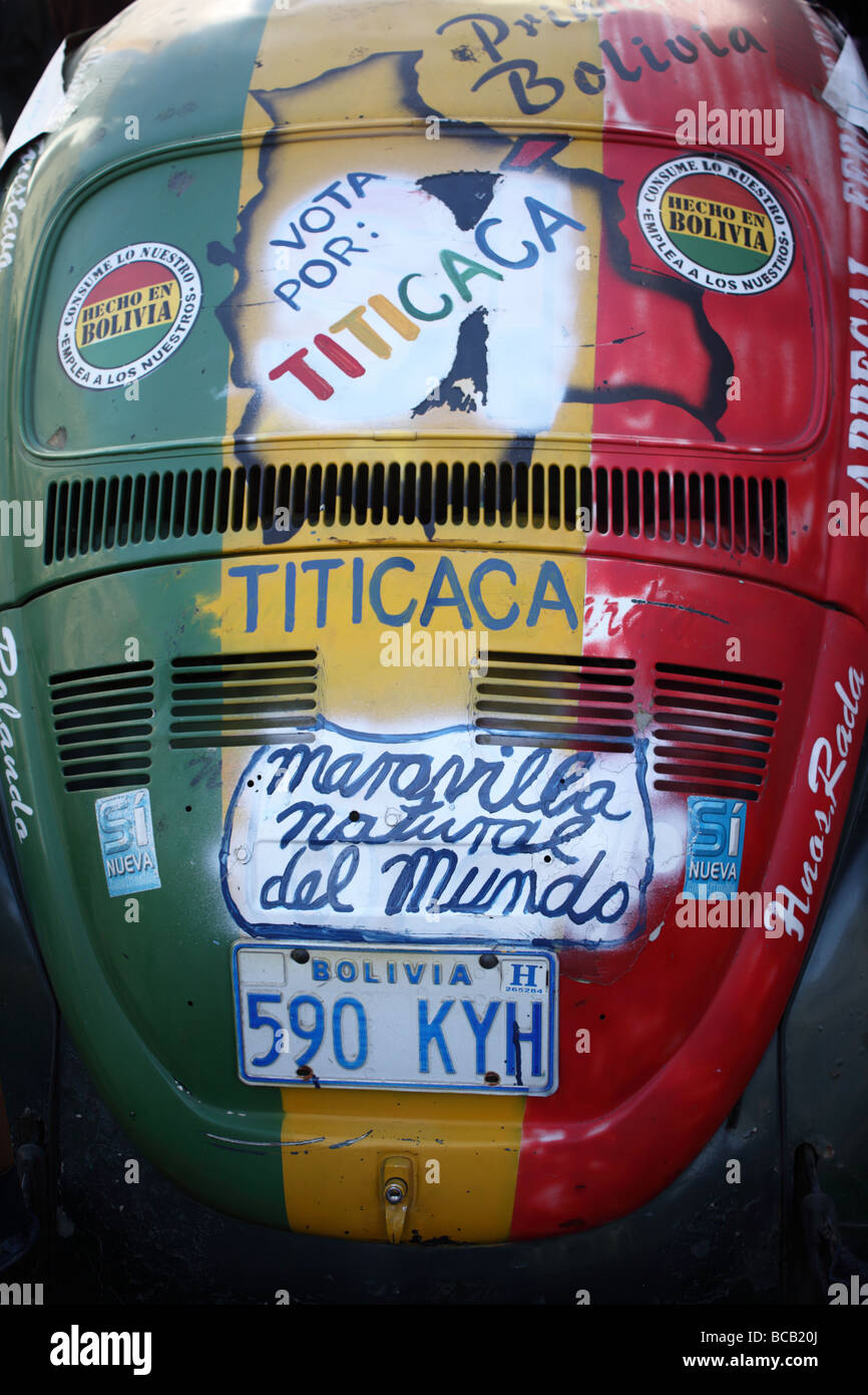 Volkswagen Beetle in Nationalfarben als Kampagne für den Titicacasee als eines der sieben Weltwunder, La Paz, Bolivien, bemalt Stockfoto