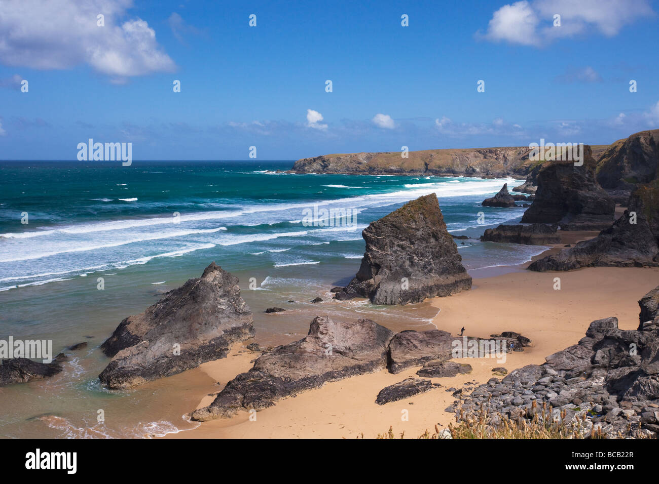 Bedruthan Steps Strand und Atlantik Surf im Sommer Sonne Cornwall England UK United Kingdom GB Großbritannien britischen Inseln Europas Stockfoto